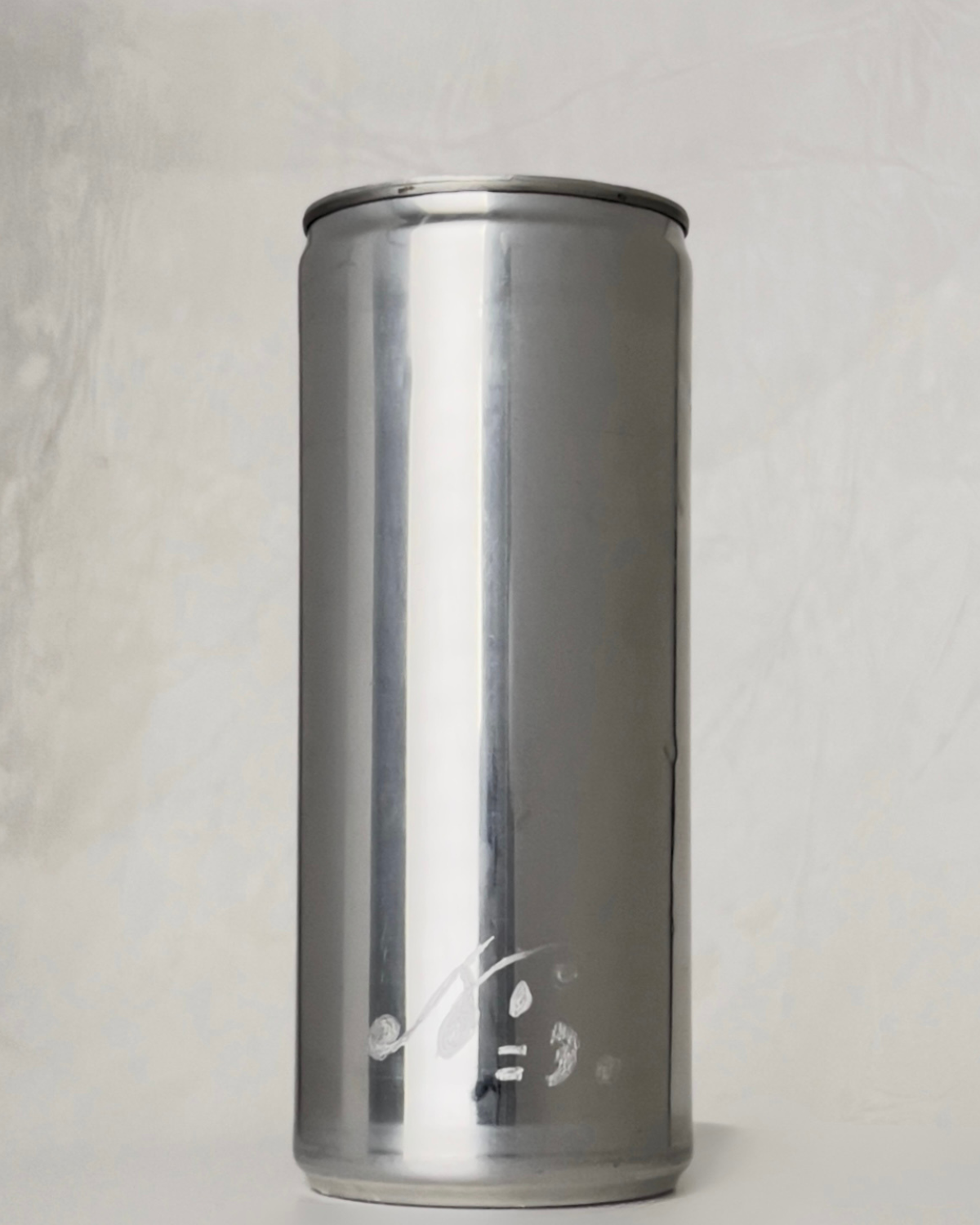 Back of the Sloan Rose N°3 Linen & Laurel candle, engraved with the scent number and illustration